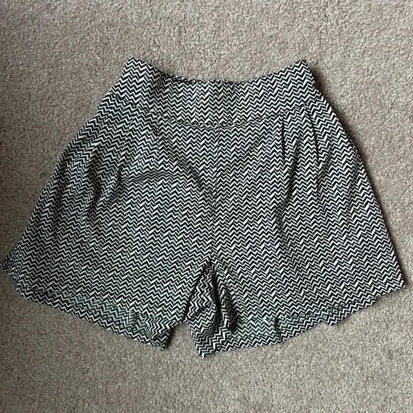 American Eagle Chevron Pull-Over Shorts - Picture 2 of 2